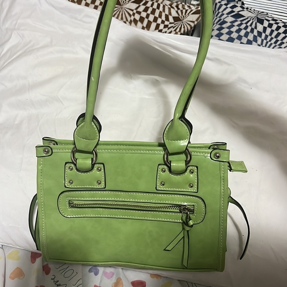 Es pequeña color verde muy bonita para combinar si está interesado cómpralo - Picture 5 of 17